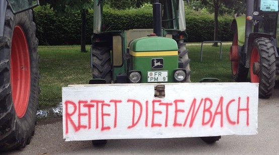 Traktoren-Demo mit annähernd 100 Fahrzeugen in Freiburger Innenstadt