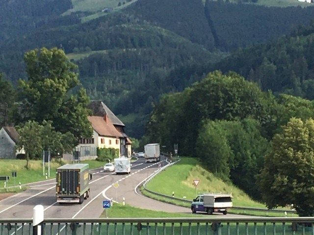 B31 bei Buchenbach - der Verkehr rollt wieder