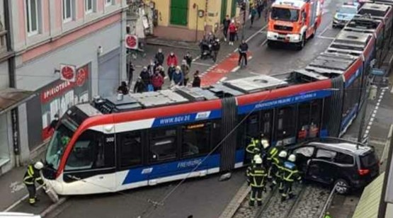 Spektakulärer Verkehrsunfall mit Straßenbahn und Auto – 5 Verletzte